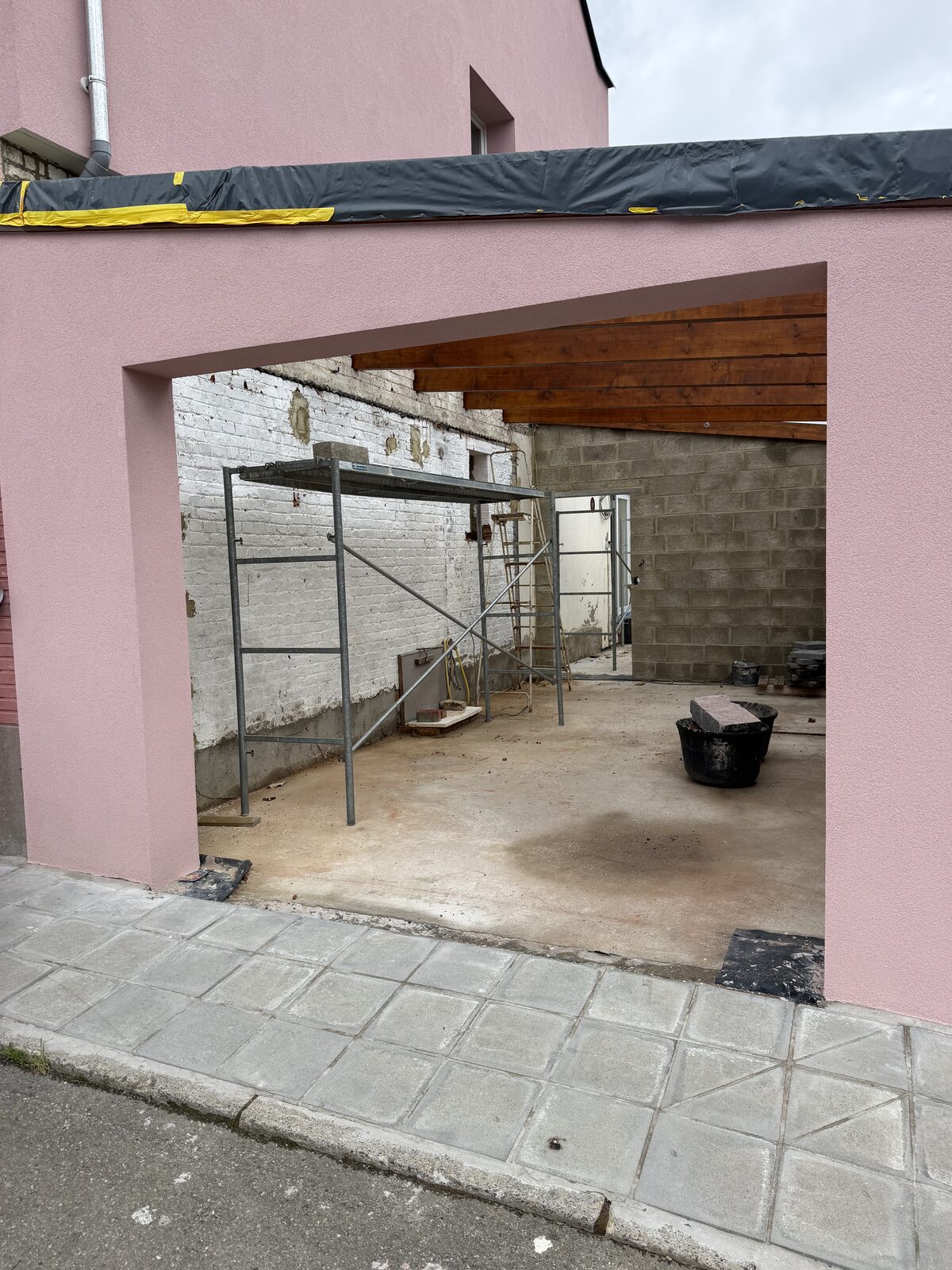 Porte sectionnelle — réalisation MP Châssis, Charleroi et Hainaut — Avant