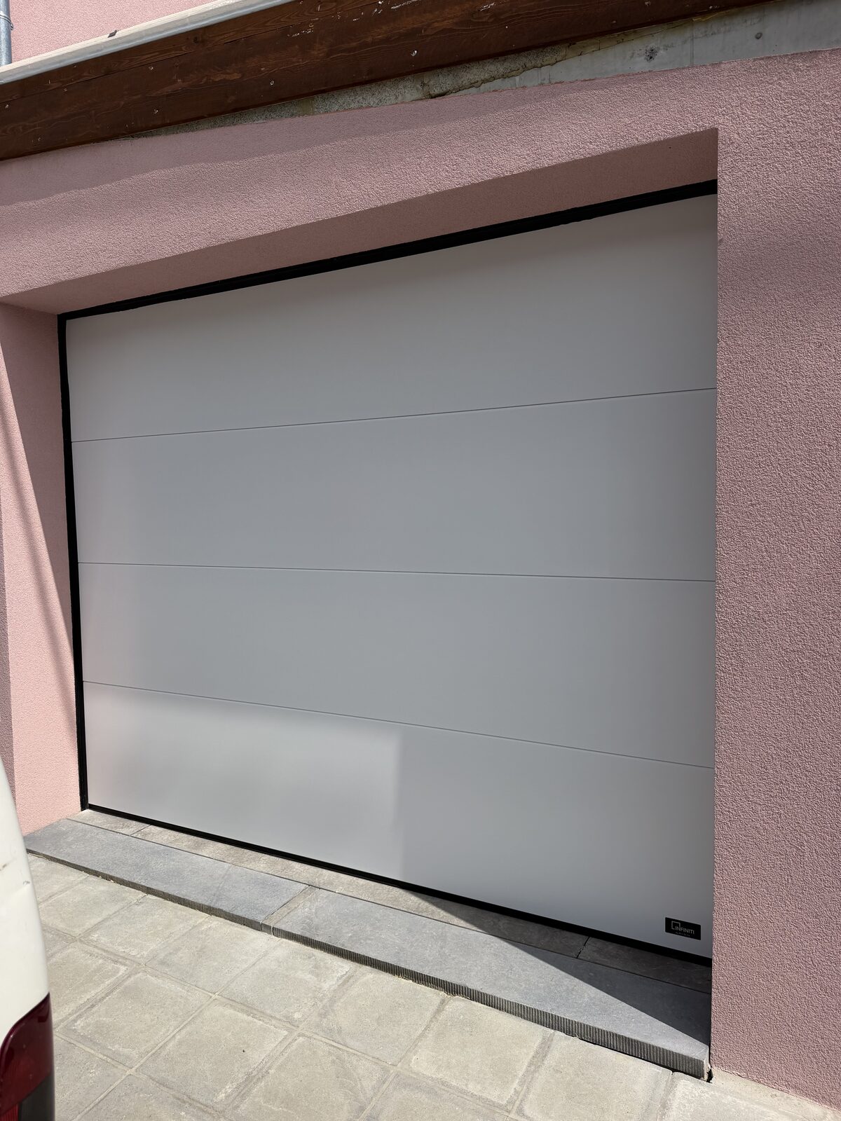 Porte sectionnelle — réalisation MP Châssis, Charleroi et Hainaut — Après