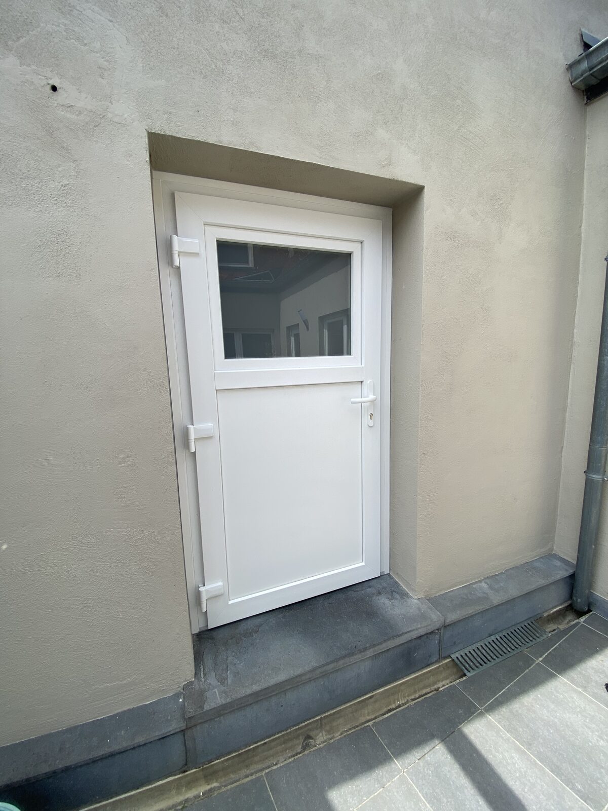 Porte à fenêtre intégrée — réalisation MP Châssis, Charleroi et Hainaut