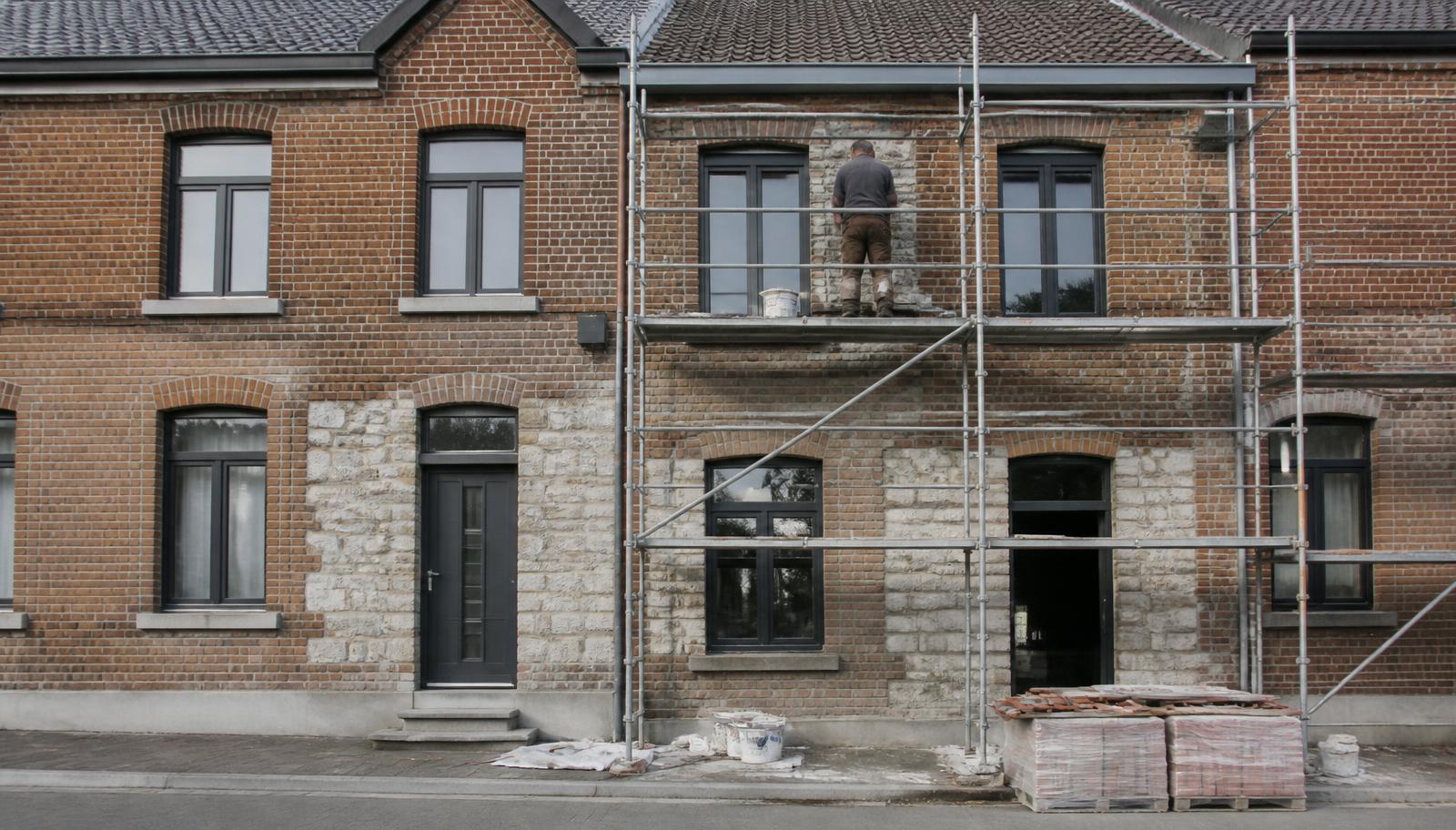 Rénovation de façade avec nouveaux châssis sur une maison wallonne en brique